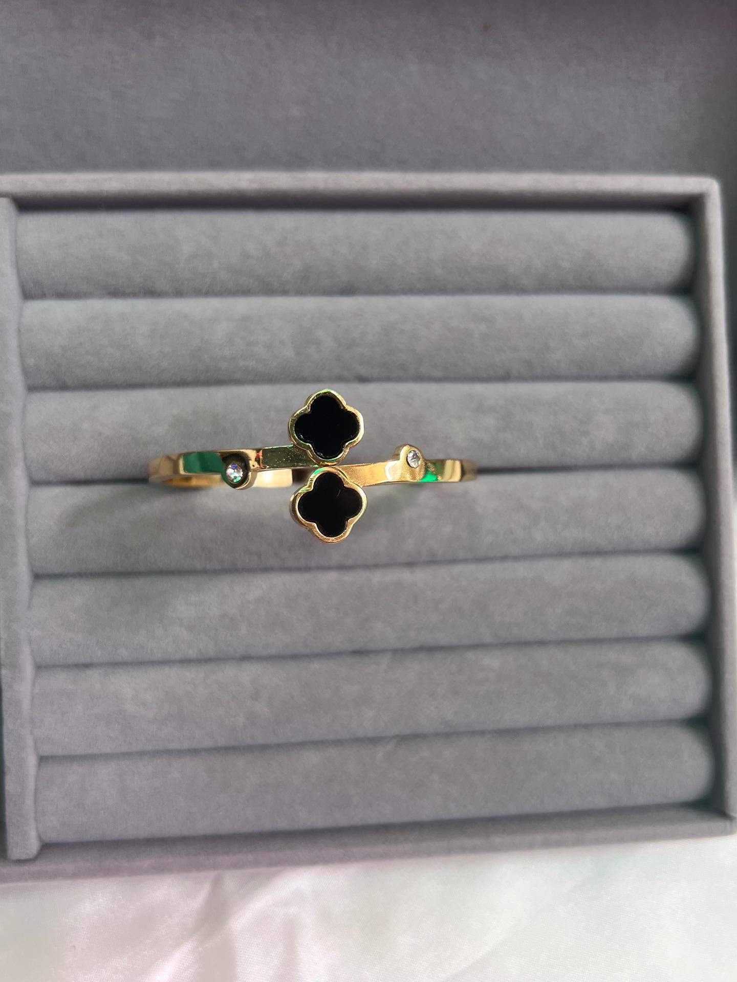 Flower bracelet 