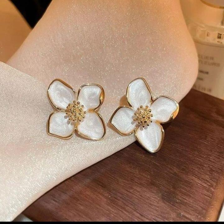 Elegant White Flower Stud Earrings