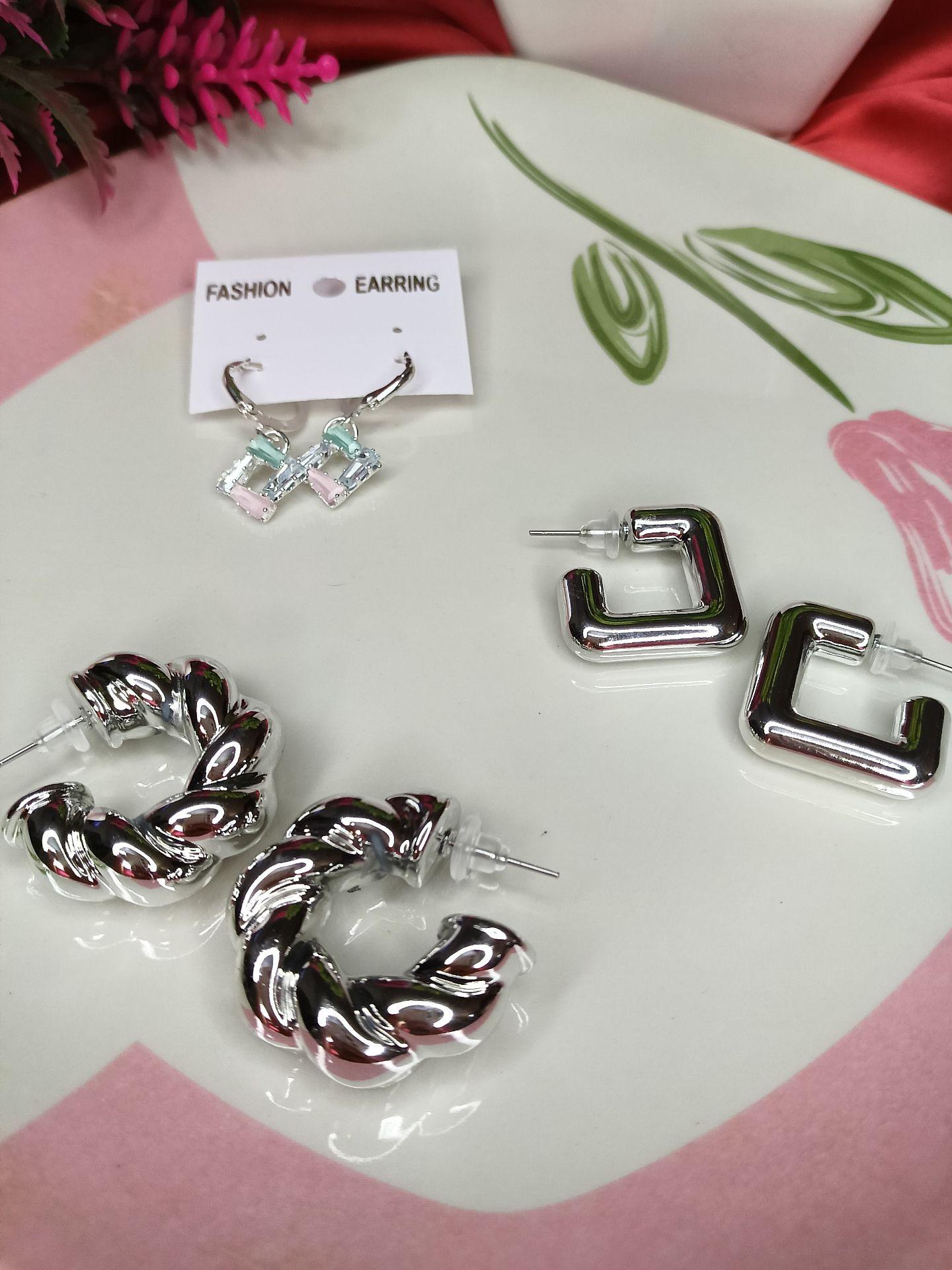 Earrings hamper 