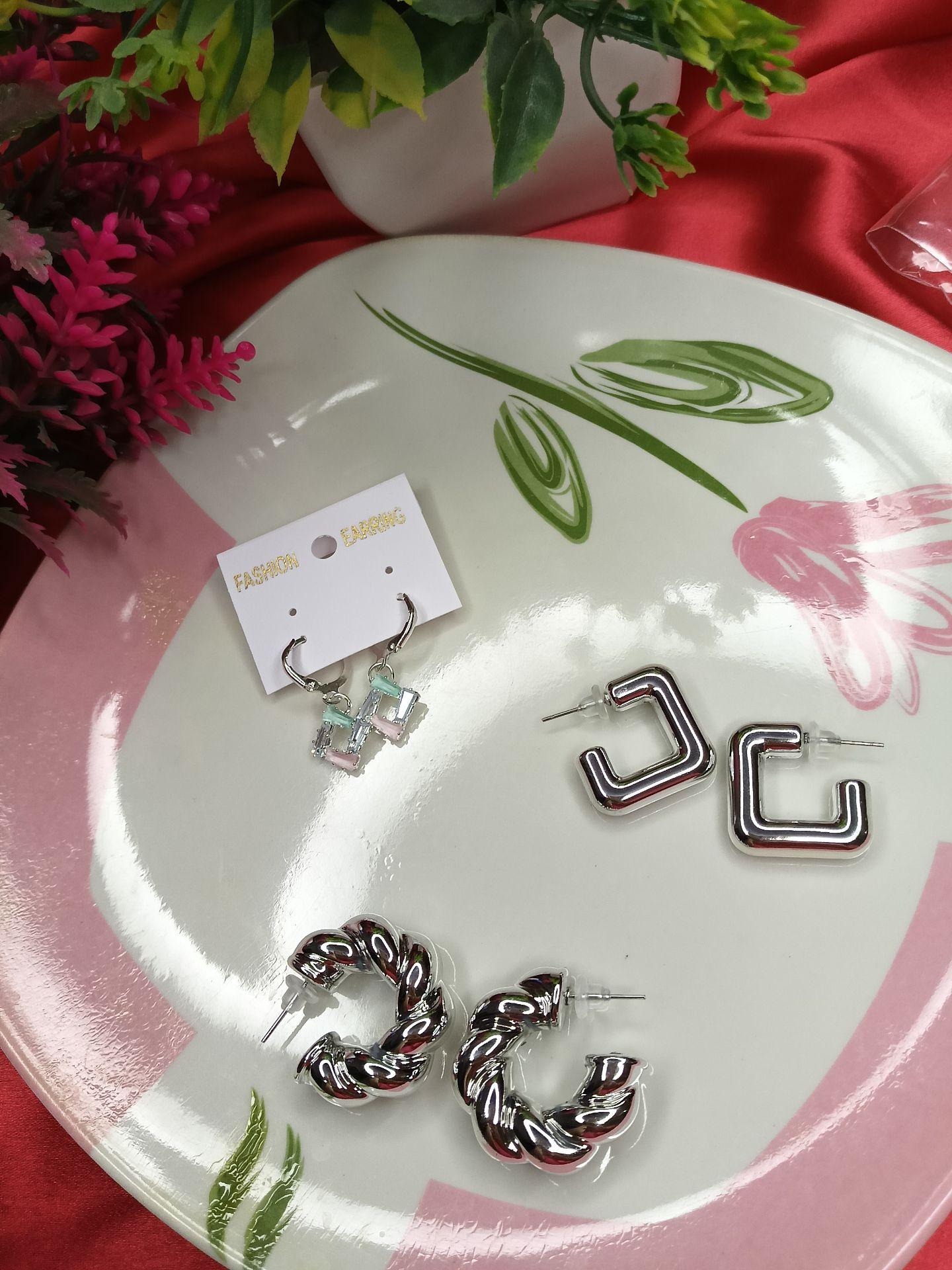 metallic earrings hamper