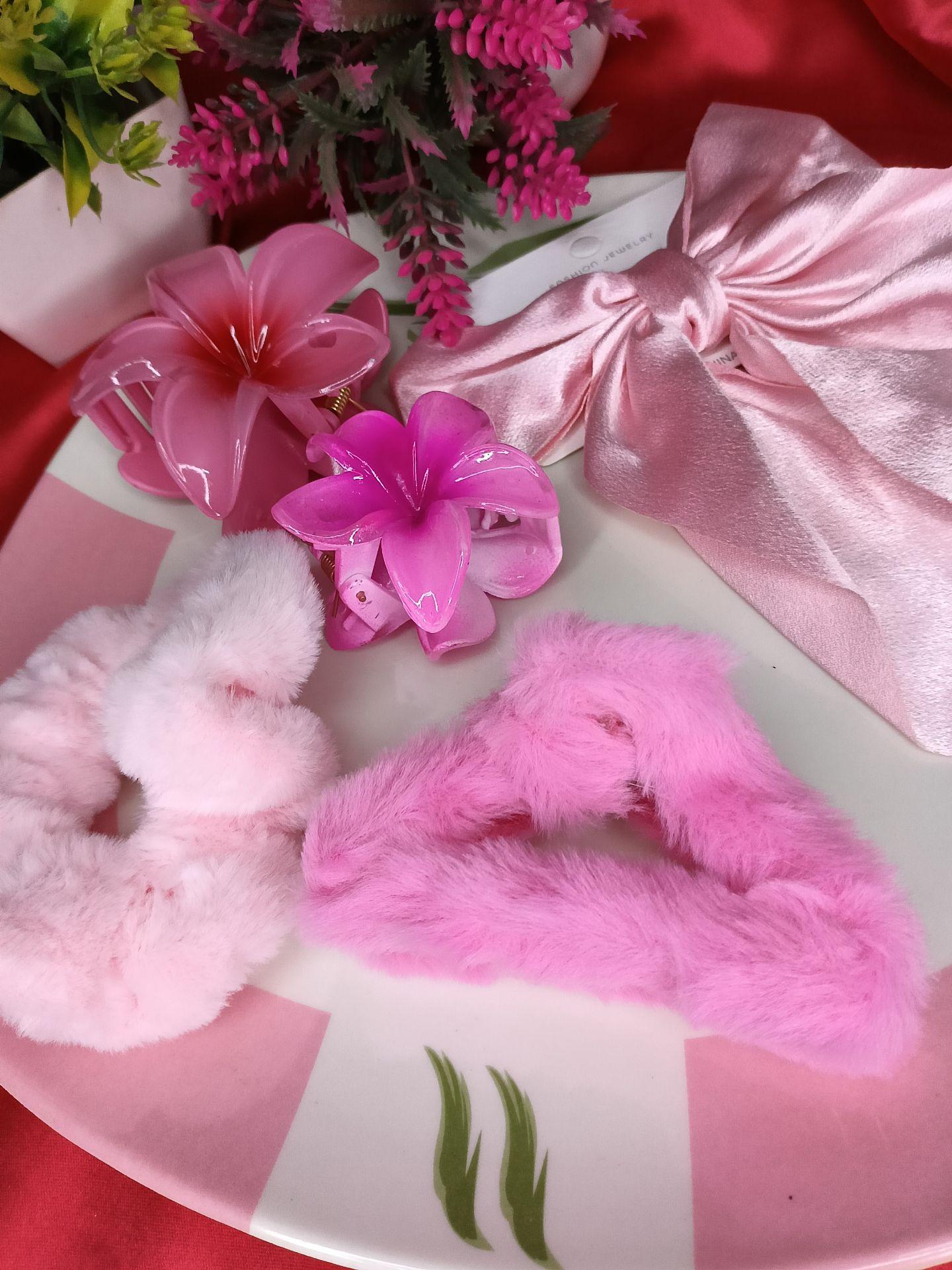 Cute hair accessory hamper